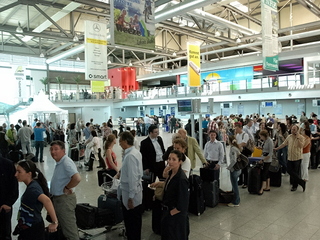 Fluggäste im Terminal des Airports Weeze